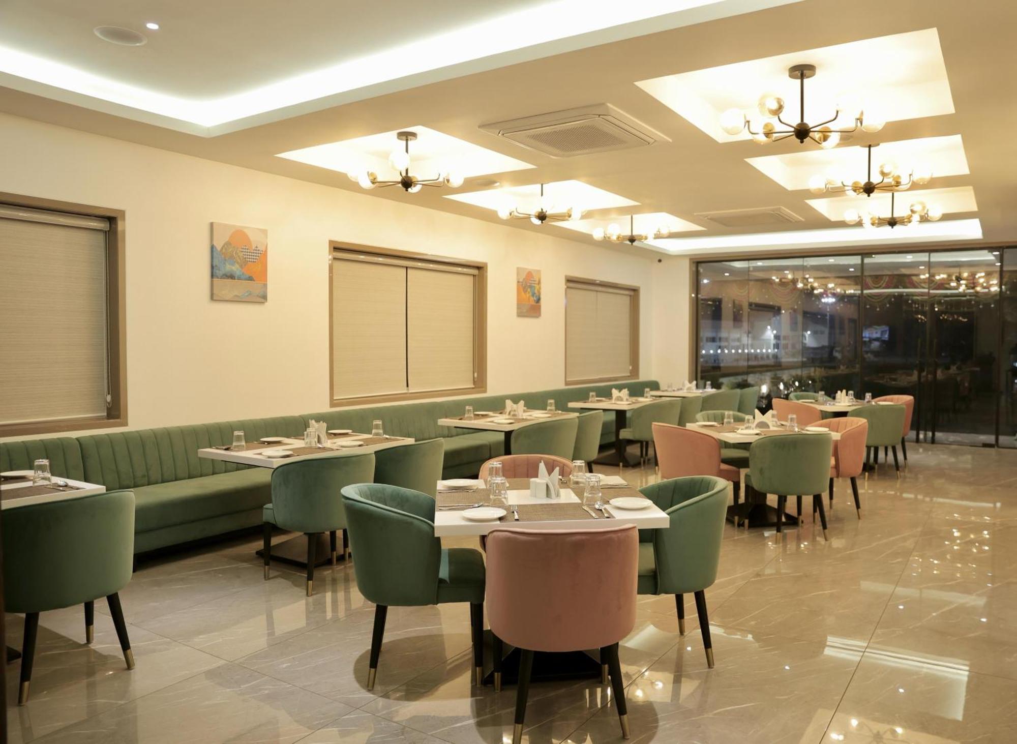 Hotel Carnival Parbhani Екстер'єр фото