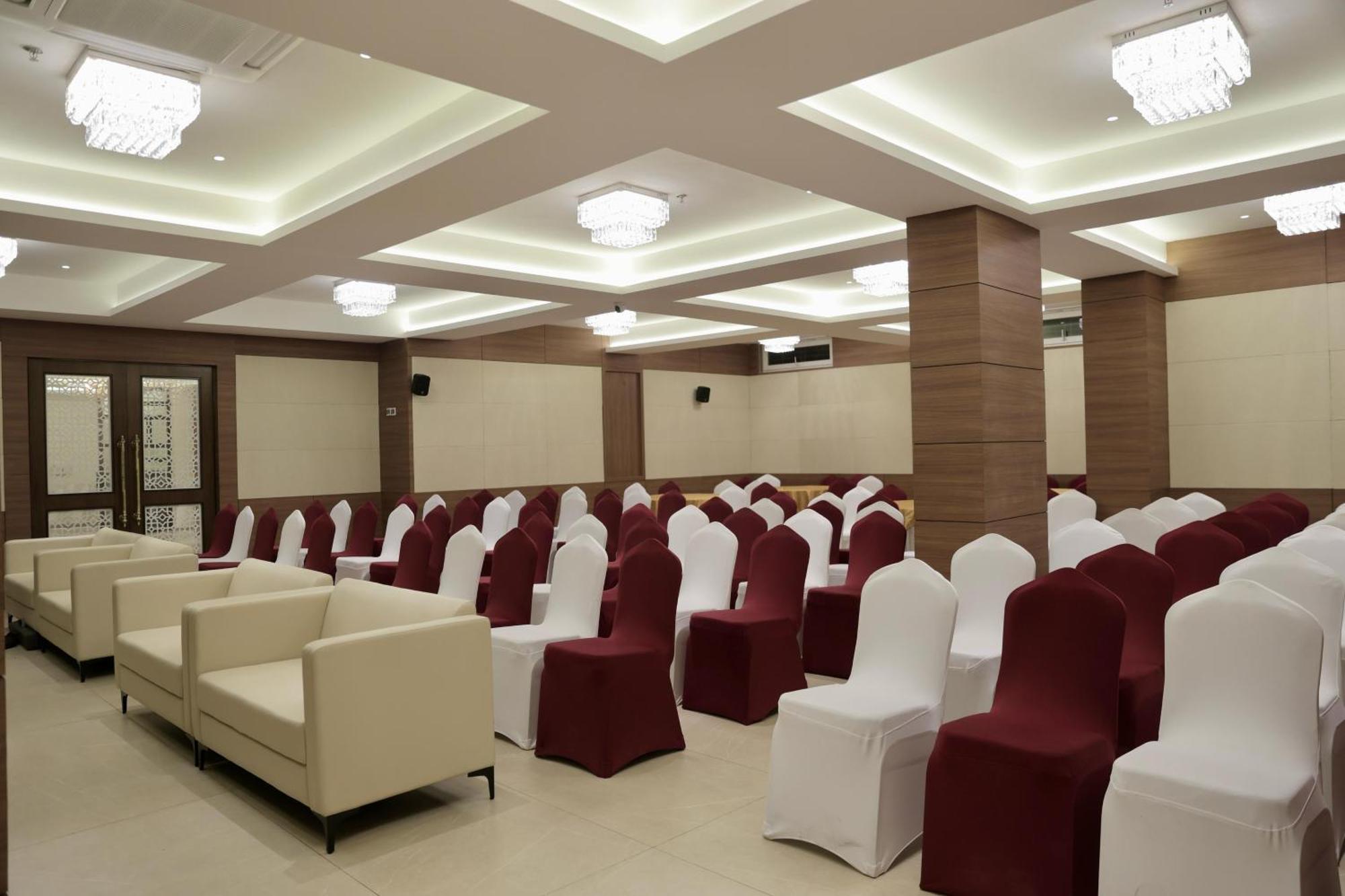 Hotel Carnival Parbhani Екстер'єр фото