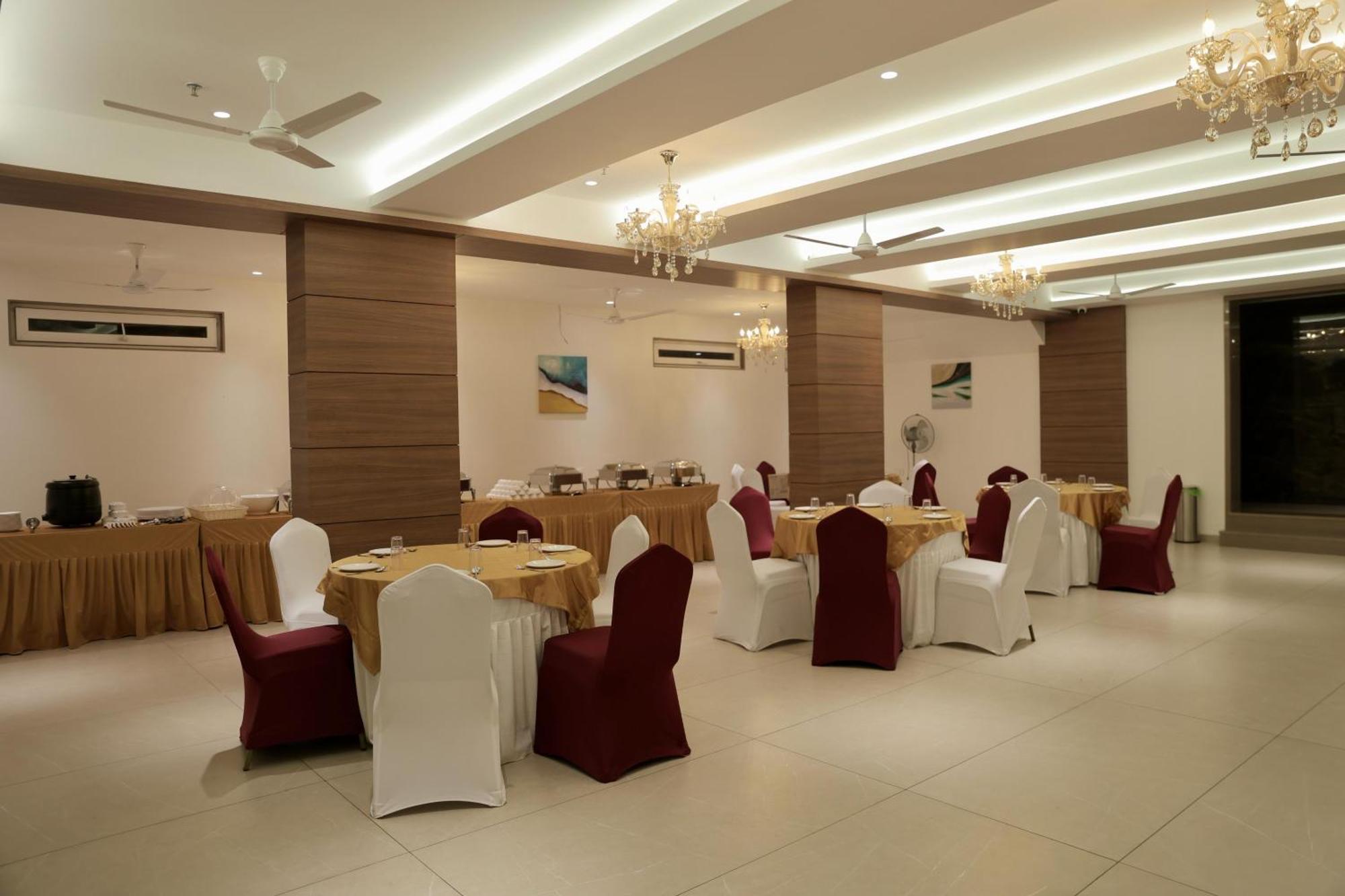 Hotel Carnival Parbhani Екстер'єр фото