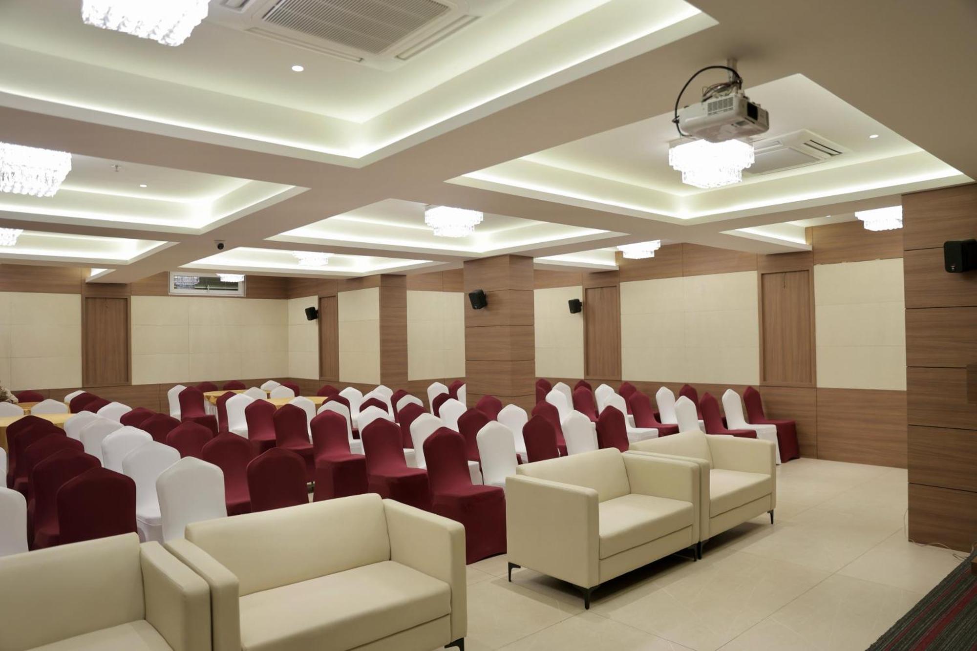 Hotel Carnival Parbhani Екстер'єр фото