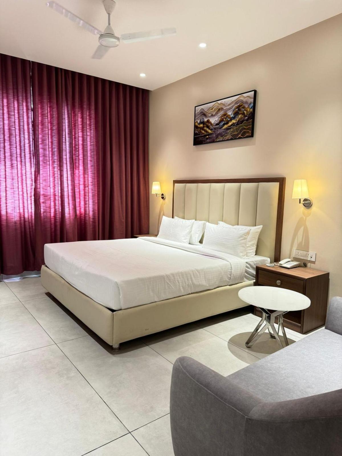 Hotel Carnival Parbhani Екстер'єр фото
