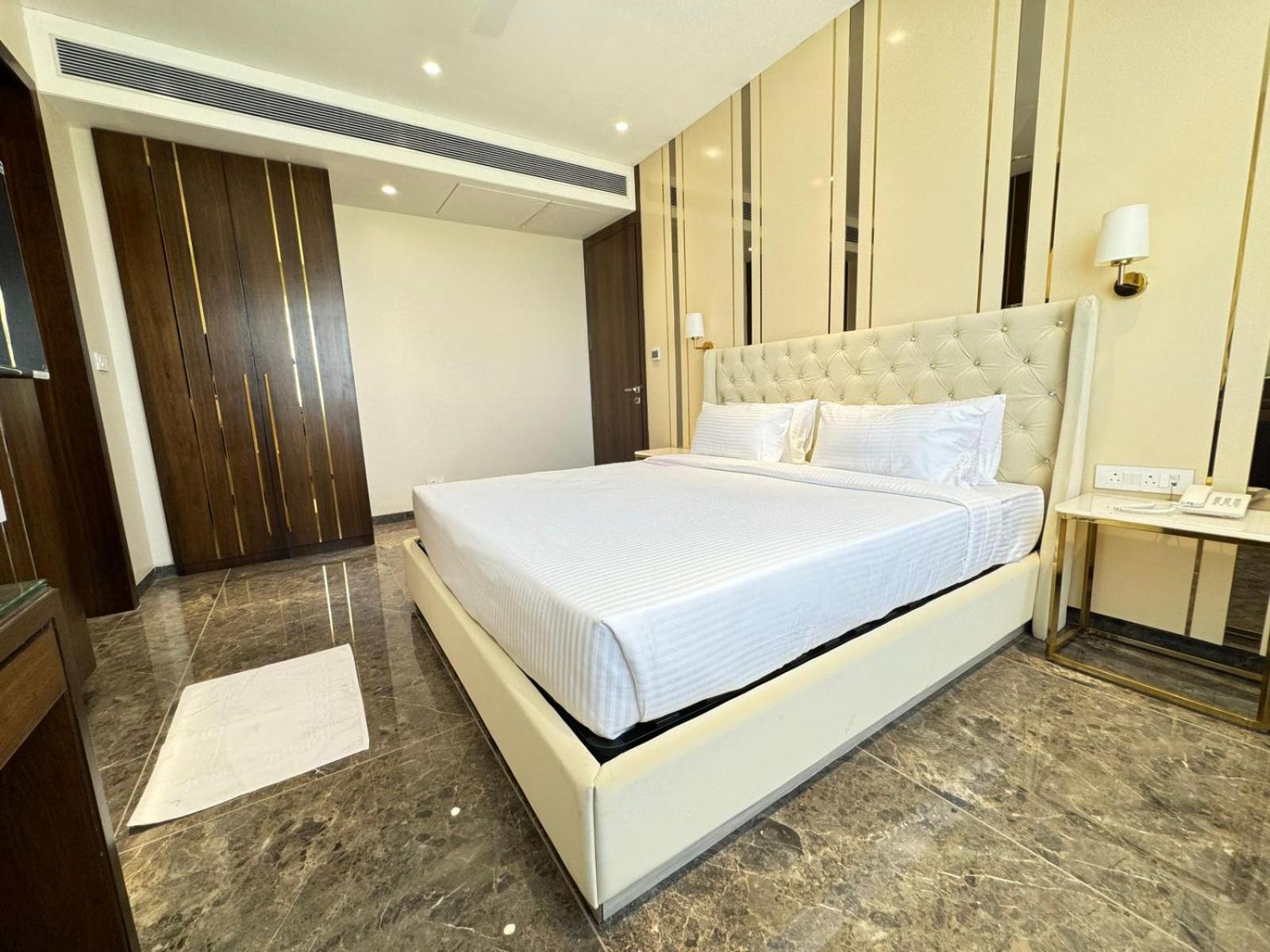 Hotel Carnival Parbhani Екстер'єр фото