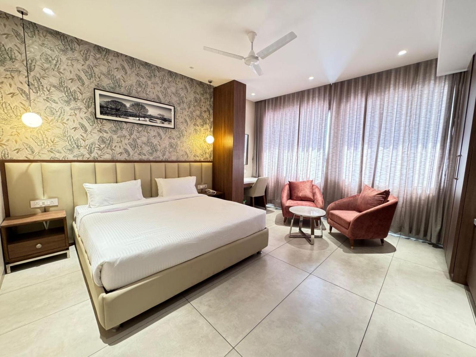 Hotel Carnival Parbhani Екстер'єр фото
