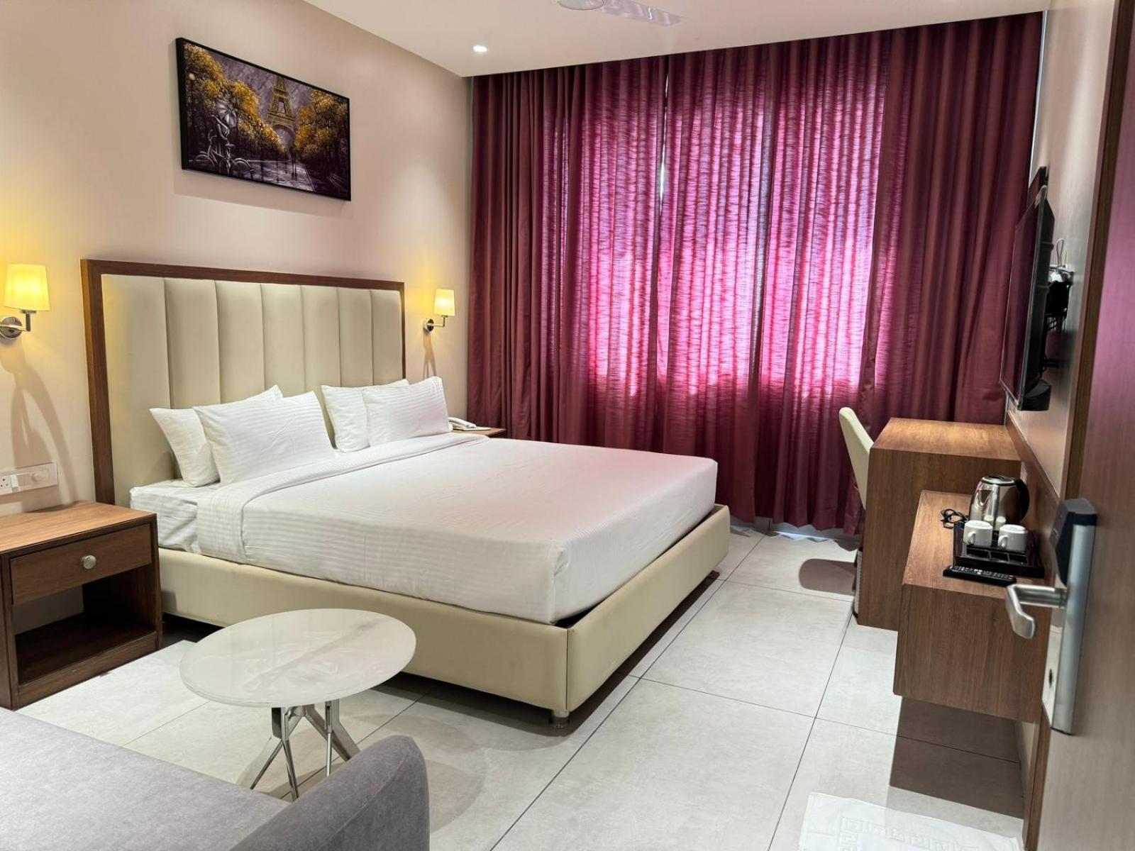 Hotel Carnival Parbhani Екстер'єр фото